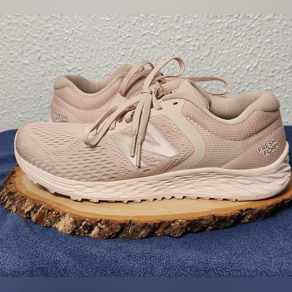 New Balance Women's Pink Running Shoes Size 9 - Picture 2 of 8